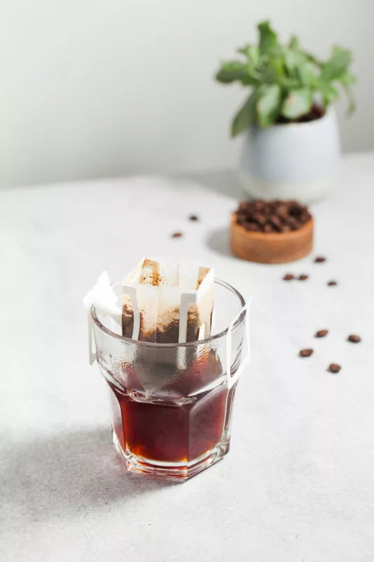 Filtre Drip posé sur une tasse de café