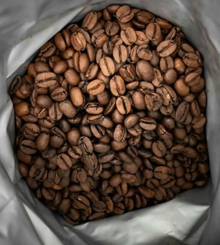 Grains de café torréfiés dans un sachet ouvert