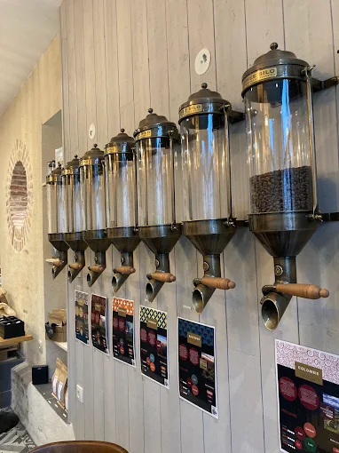 Distributeurs de cafés en grain dans la boutique du Zèbre qui Fume à Alençon