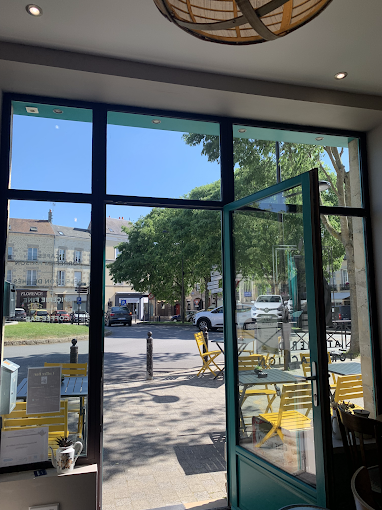 Vue depuis l’entrée du coffee bar du Zèbre qui Fume vers la rue à Alençon