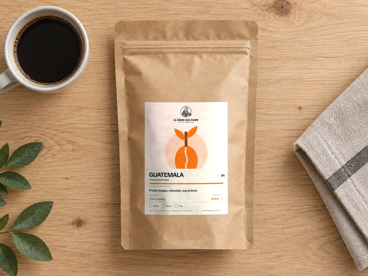 Sachet de café Guatemala Huehuetenango et une tasse de café vus du dessus sur une table