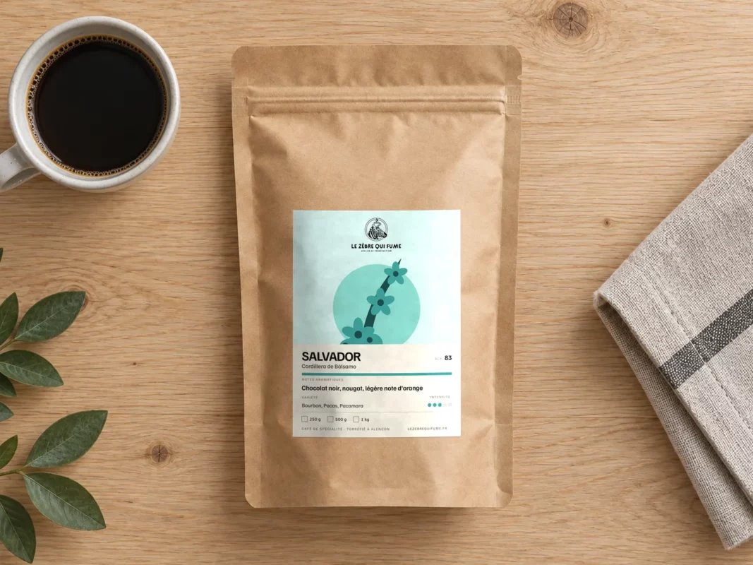 Sachet de café Salvador Cordillera de Bálsamo et une tasse de café vus du dessus sur une table